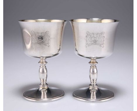 A PAIR OF ELIZABETH II COMMEMORATIVE BI-CENTENARY SILVER GOBLETS by Perry Greaves Ltd, Birmingham 1973, squat gilt-washed bow