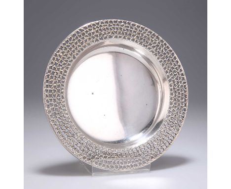 STUART DEVLIN (1931-2018), AN ELIZABETH II SILVER-GILT DISH by Stuart Devlin, London 1972, of shallow form, with gilded exter