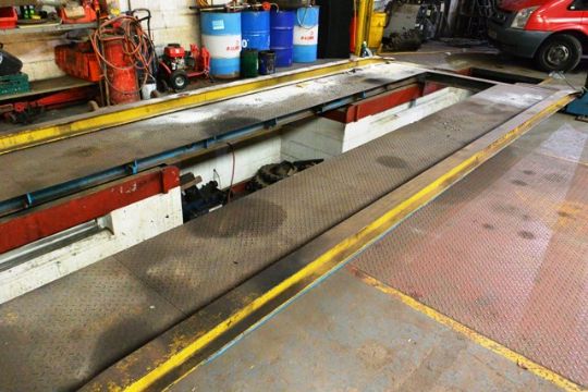 TI Bradbury 4 post commercial inspection ramp, serial no: 712 (1980 ...