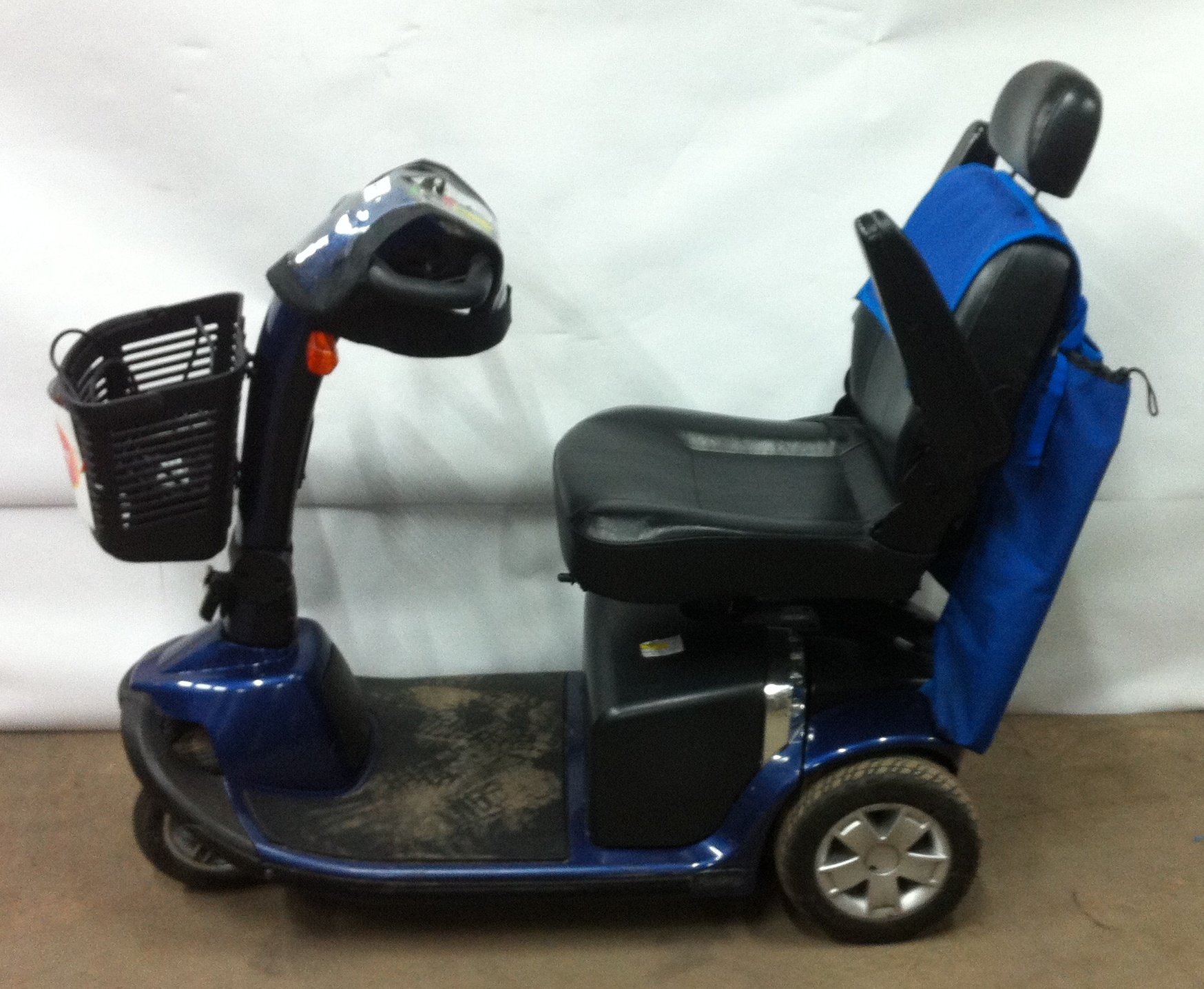 Pride mobility scooter with 4 wheels Colour: Blue.In working order.This