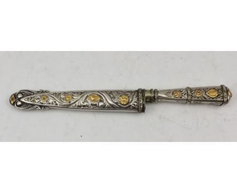 AN ARGENTINIAN VERIJERO OR GOUCHO KNIFE, decorative handle and scabbard, repousse and chased white metal and yellow metal, co