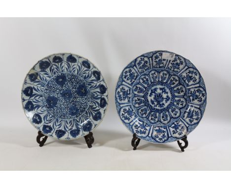 Chinese blue and white Kangxi period Aster pattern dish. D. 27cms and another Chinese dish probably Kangxi period. D. 28cms C