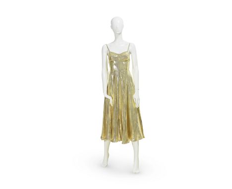 ALAÏAEnsemble de cocktailCollection prêt à porter, Printemps-Eté 1989Robe et manteau en organza gommé beige et or, fond de ro