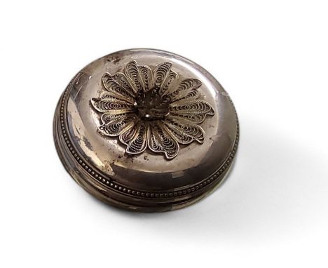 A silver circular trinket box, the cover with filigree flower, 5.5cm diam, London 1986 