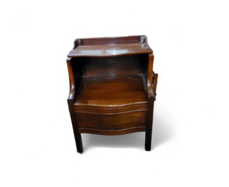A George III mahogany serpentine commode, 77cm high, 56cm wide, c.1800 