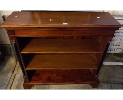 Reproduction mahogany bookcase in Regency style with pillar supports on bracket feet. 104x32x102cm approx. (B.P. 21% + VAT)