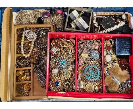Collection of vintage and other jewellery to include: brooches, necklaces, watches, rings, pendants, bracelets etc. (B.P. 21%