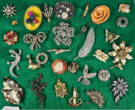 Collection of vintage and other brooches. (B.P. 21% + VAT)