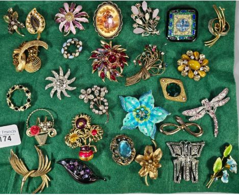 Collection of vintage and other brooches. (B.P. 21% + VAT)