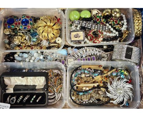 Collection of vintage and other jewellery to include: brooches, dress rings, necklaces, pendants, cufflinks, statement watch 