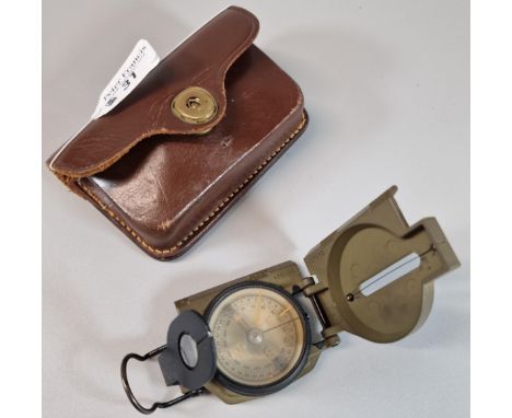 US post WWII marching compass, manufactured by 'Fee and Stemwedel inc. Chicago USA', dated 1952 in leather pouch, bearing sam