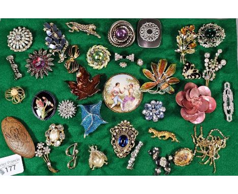 Collection of vintage and other brooches. (B.P. 21% + VAT)
