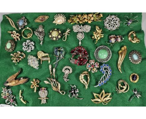 Collection of vintage and other brooches. (B.P. 21% + VAT)