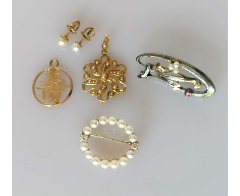 A pearl and diamond brooch on a gold setting, diameter 22mm, both round-cut diamonds approximately 0.05 carats, stamped 750, 