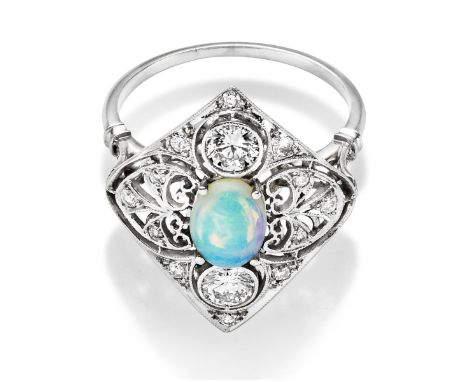 Brillantring mit Opal im Art Déco Stil  Deutsch Ende 20. Jh. Platin (geprüft). Rautenförmig à jour gearbeitete Schauseite, ze