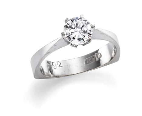 Vintage Ring mit Brillantsolitär  Dupré, Hagen 1970er Jahre. WG 14 Kt. Leicht gehöhte Schauseite, zentral besetzt mit einem D