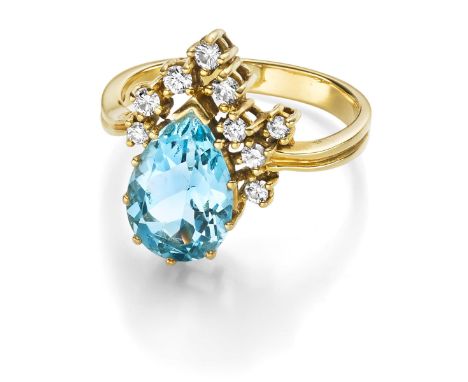 Vintage Aquamarinring mit Brillanten  Deutsch 1970er Jahre. GG 18 Kt. Gehöhte, seitlich durchbrochen gearbeitete Schauseite, 