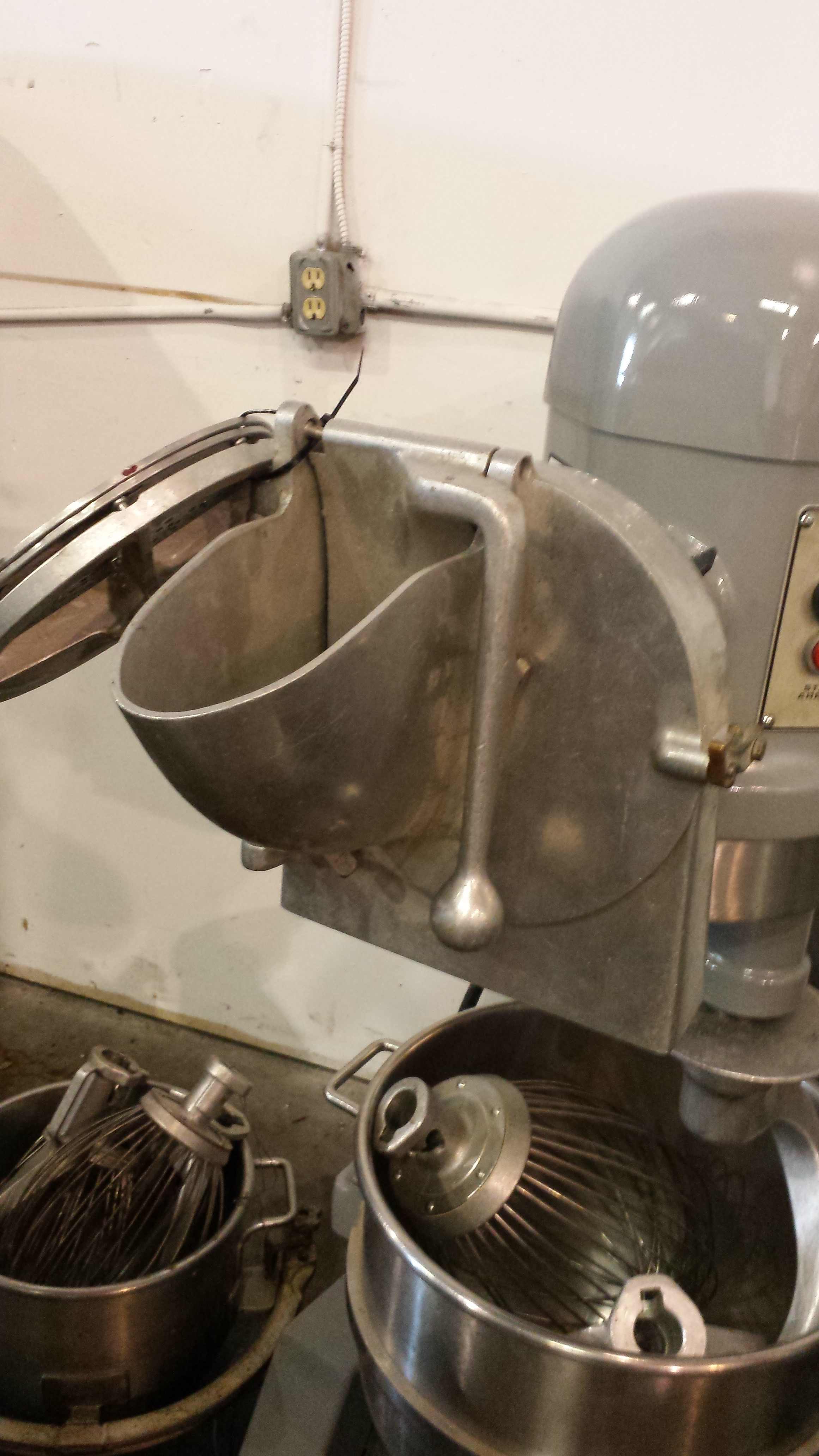 hobart canada sale mixer for Mixer Bowls 1302A 30 & H600 60 QT QT with Attachments & Lot Hobart hobart canada sale mixer for Mixer Bowls 1302A 30 & H600 60 QT QT with Attachments & Lot Hobart