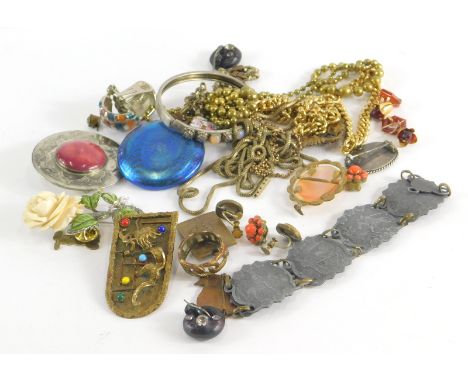 A group of costume jewellery and trinkets, plated neck chain, watch chain, cameo pendant, brooches, floral posy brooch, coral