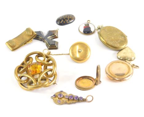 A group of Edwardian and later jewellery, comprising a Pinchbeck circular brooch with central seed pearl, and safety chain, a