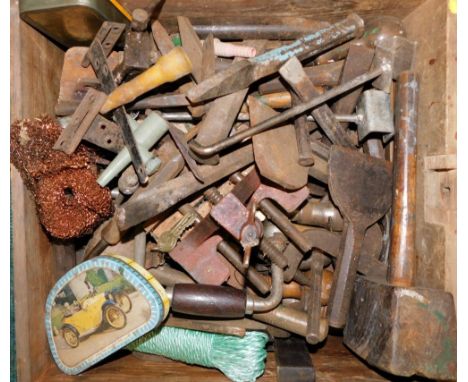 Various vintage tools, wooden mallet, 32cm wide, other hand tools, etc. (a quantity) 