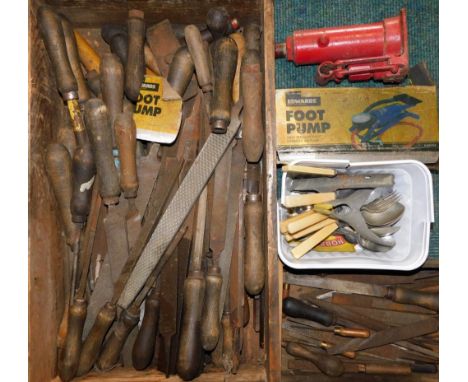Various hand tools, chisels, etc. (a quantity) 