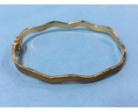 A bangle, stamped '375', 7.5g