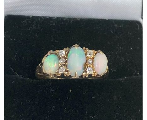 18ct Diamond and opal ring weight 3.1g