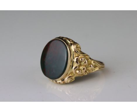 Early 20th century bloodstone agate 15ct yellow gold signet ring, the oval cabochon cut bloodstone agate panel measuring appr