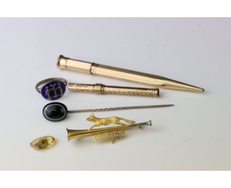 Victorian yellow metal novelty brooch modelled as a hunting horn with fox surmount, length approx 4.5cm; early 20th century e