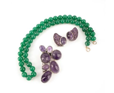 A collection of jewellery, comprising: a green stained quartz bead necklace to a yellow gold clasp, stamped 15ct length, leng