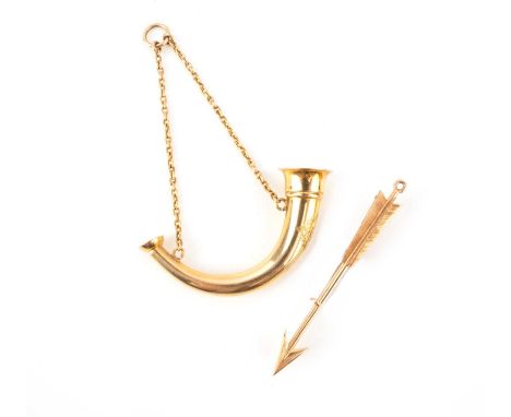Two gold items, comprising: a gold miniature hunting horn with the insignia of the Woodmen of Arden society, gross weight 9g,