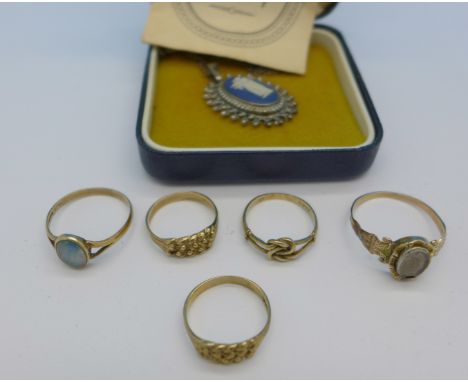 Four small 9ct gold rings including one set with opal, a 19th Century memorial ring and a Wedgwood pendant, (five rings 5.7g)