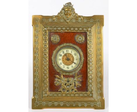 AN ORNATE LATE 19TH C BRASS AND OAK STRUT TIMEPIECE WITH BRITISH UNITED CLOCK CO MOVEMENT, 26CM H, CIRCA 1900