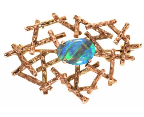 AN OPAL AND 9CT GOLD BROOCH, LONDON 1975, MAKER'S MARK C&F, 42MM W, 7.7G ++GOOD CONDITION