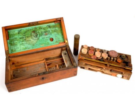 A VICTORIAN MAHOGANY CASED BLOWPIPE APPARATUS OF BRASS WITH TINPLATE LAMP AND VARIOUS ACCESSORIES, GREEN PRINTED TRADE LABEL 