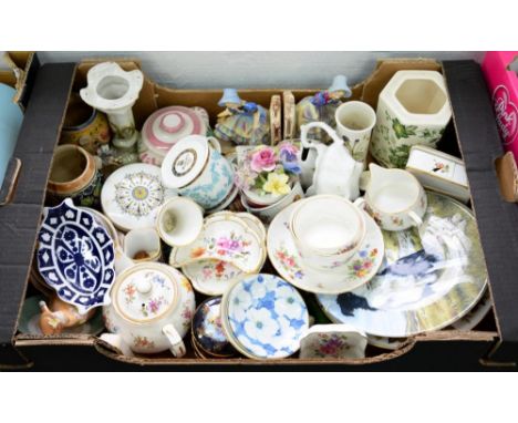 MISCELLANEOUS ORNAMENTAL POTTERY AND PORCELAIN, TO INCLUDE ROYAL CROWN DERBY TRINKET WARE, ETC