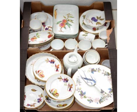 QUANTITY OF ROYAL WORCESTER EVESHAM PATTERN TABLE WARE