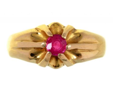 A RUBY RING IN GOLD, MARKED 750, 10.9G, SIZE R ++SLIGHT BUILD UP OF DIRT AND GRIME TO SETTING