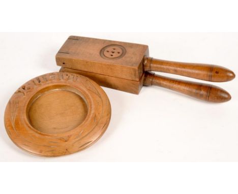 TREEN. A VICTORIAN BEECH LEMON SQUEEZER WITH TURNED BALUSTER HANDLES, 28CM L AND A CARVED WOOD BUTTER DISH STAND  ++Good cond