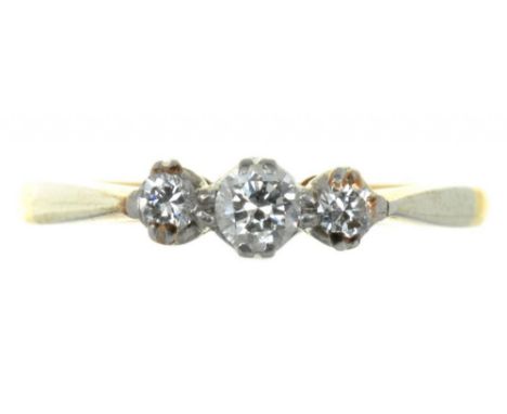 A THREE STONE DIAMOND RING IN GOLD, WEIGHING APPROX 0.15CT IN TOTAL, MARKED 18CT PLAT, 2.35G, SIZE K  ++GOOD CONDITION