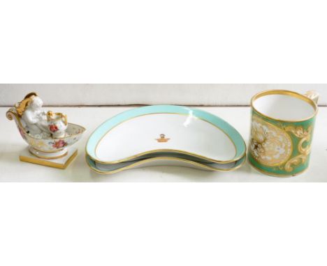 AN ENGLISH PORCELAIN CHERUB AND CANOE INKWELL, PAINTED WITH FLOWERS ON SQUARE BASE, 11CM H, C1820, A STAFFORDSHIRE GREEN GROU