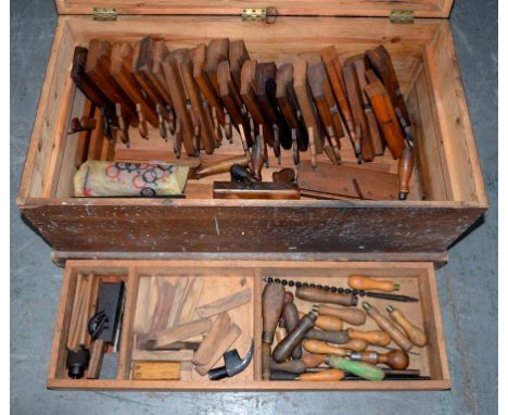 A COLLECTION OF WOODWORKING TOOLS, INCLUDING PLANES, ETC, MANY STAMPED HAY NOTTINGHAM, IN A PINE TRUNK FITTED WITH A TRAY, EA