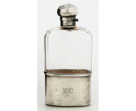 A GEORGE V SILVER MOUNTED GLASS HIP FLASK WITH SILVER BEAKER, 14.5CM H, LONDON 1917