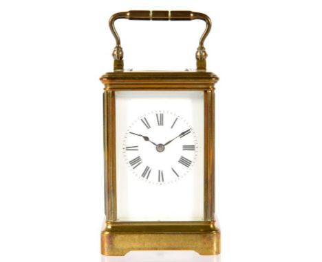 A FRENCH BRASS CARRIAGE CLOCK WITH ENAMEL DIAL, WITH ORIGINAL SILVERED PLATFORM LEVER ESCAPEMENT, STRIKING ON A COILED WIRE G
