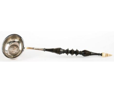 A SILVER PUNCH LADLE, THE BOWL INSET WITH A QUEEN ANNE SHILLING, ON FINELY TURNED WOOD AND BONE HANDLE, 28CM L, UNMARKED 