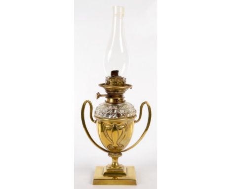 AN EDWARDIAN TWO HANDLED BRASS OIL LAMP, THE DETACHABLE CUT GLASS FOUNT WITH MESSENGER'S PATENT BRASS BURNER, 35CM H EXCLUDIN