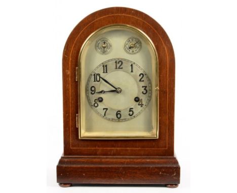 A GERMAN MAHOGANY MANTEL CLOCK, WITH BEVELLED GLASS INSET DOOR, THE MOVEMENT CHIMING ON ROD GONGS, 33CM H, C1910