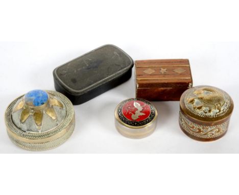 A VICTORIAN PAPIER MACHE SNUFF BOX, 6.5CM L AND FOUR VARIOUS BRASS MINIATURE BOXES 