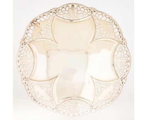 AN ELIZABETH II SAW PIERCED SILVER FRUIT BOWL ON FOUR SCROLL FEET, 23CM D, SHEFFIELD 1978, 14OZS 5DWTS